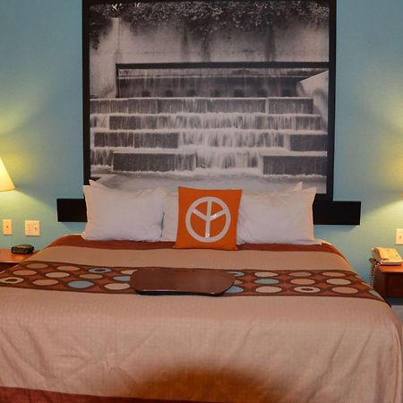 Super 8 By Wyndham Austin/Airport South Hotel Екстериор снимка