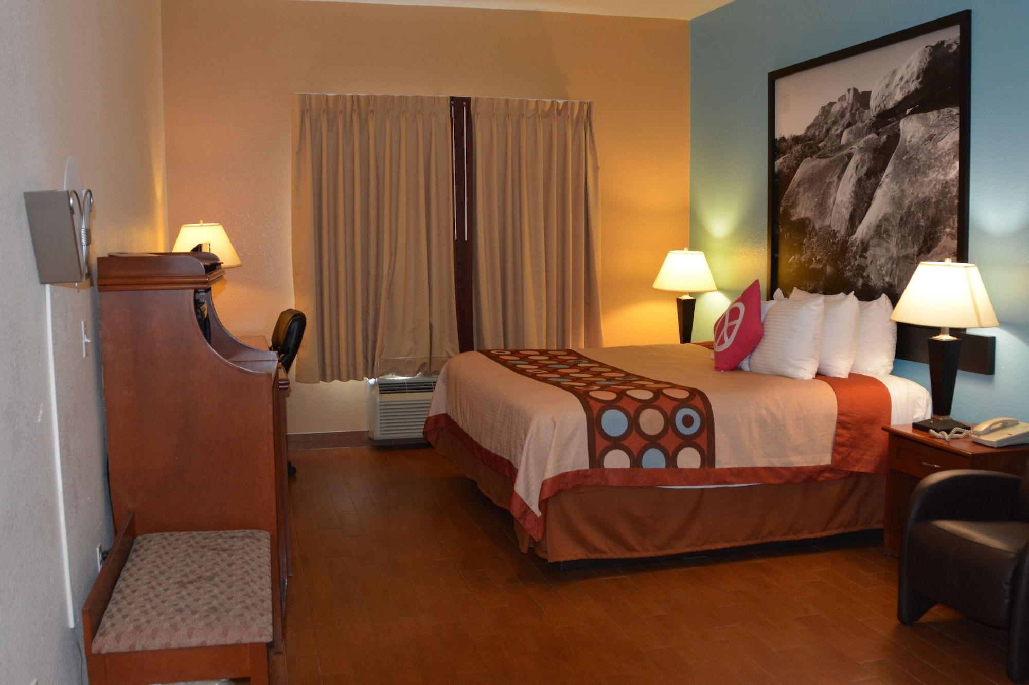 Super 8 By Wyndham Austin/Airport South Hotel Екстериор снимка