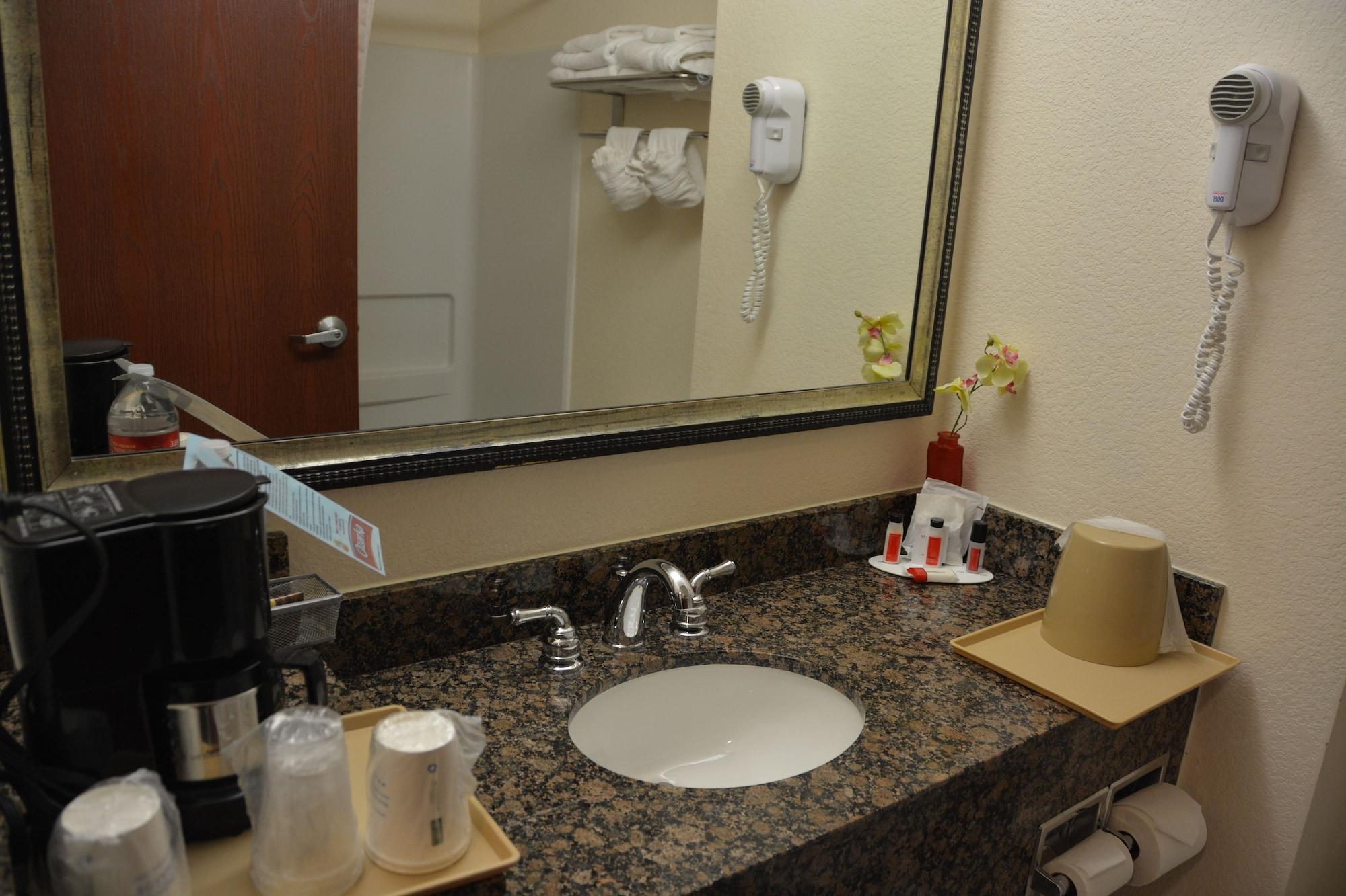 Super 8 By Wyndham Austin/Airport South Hotel Екстериор снимка