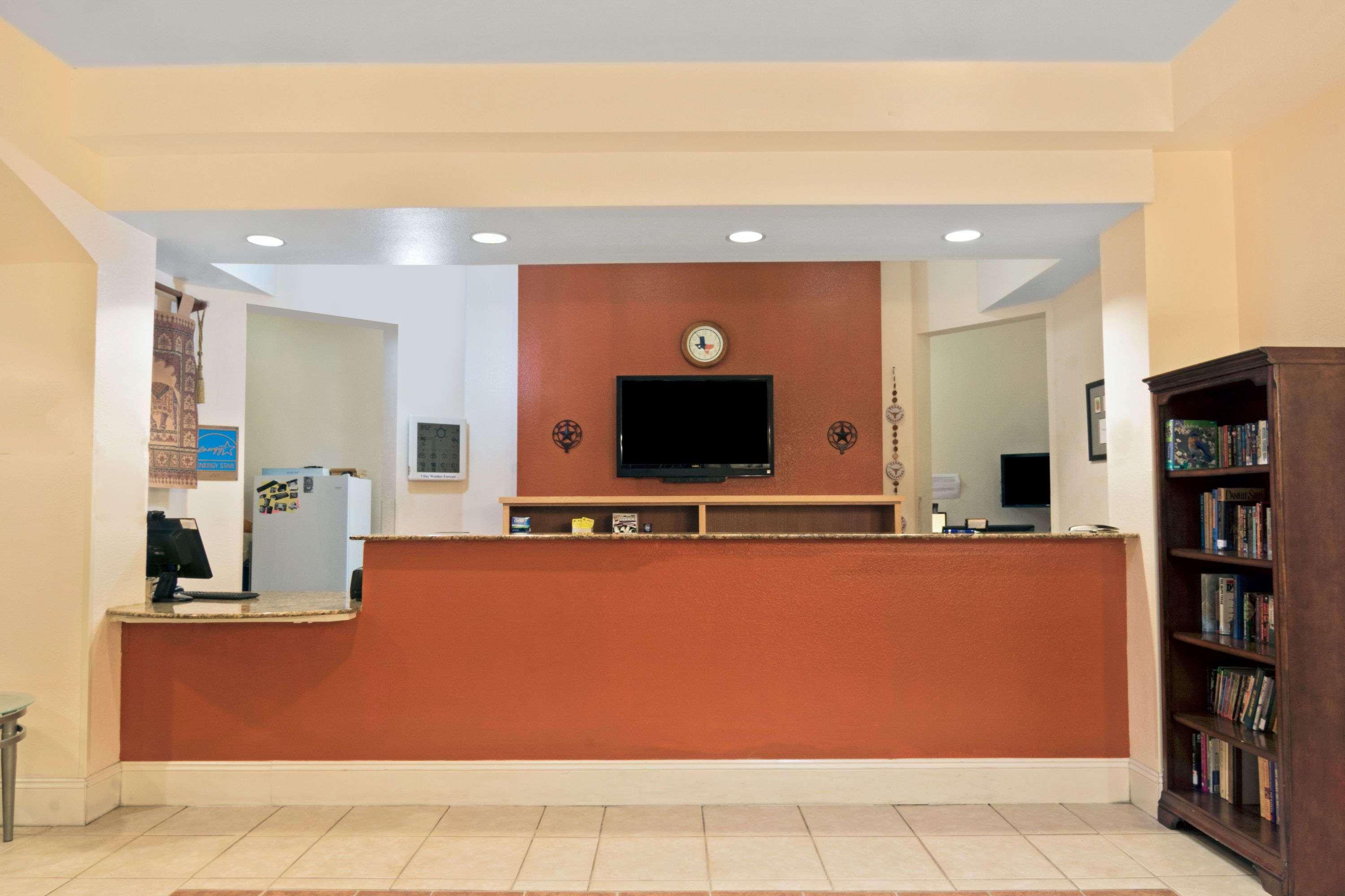 Super 8 By Wyndham Austin/Airport South Hotel Екстериор снимка