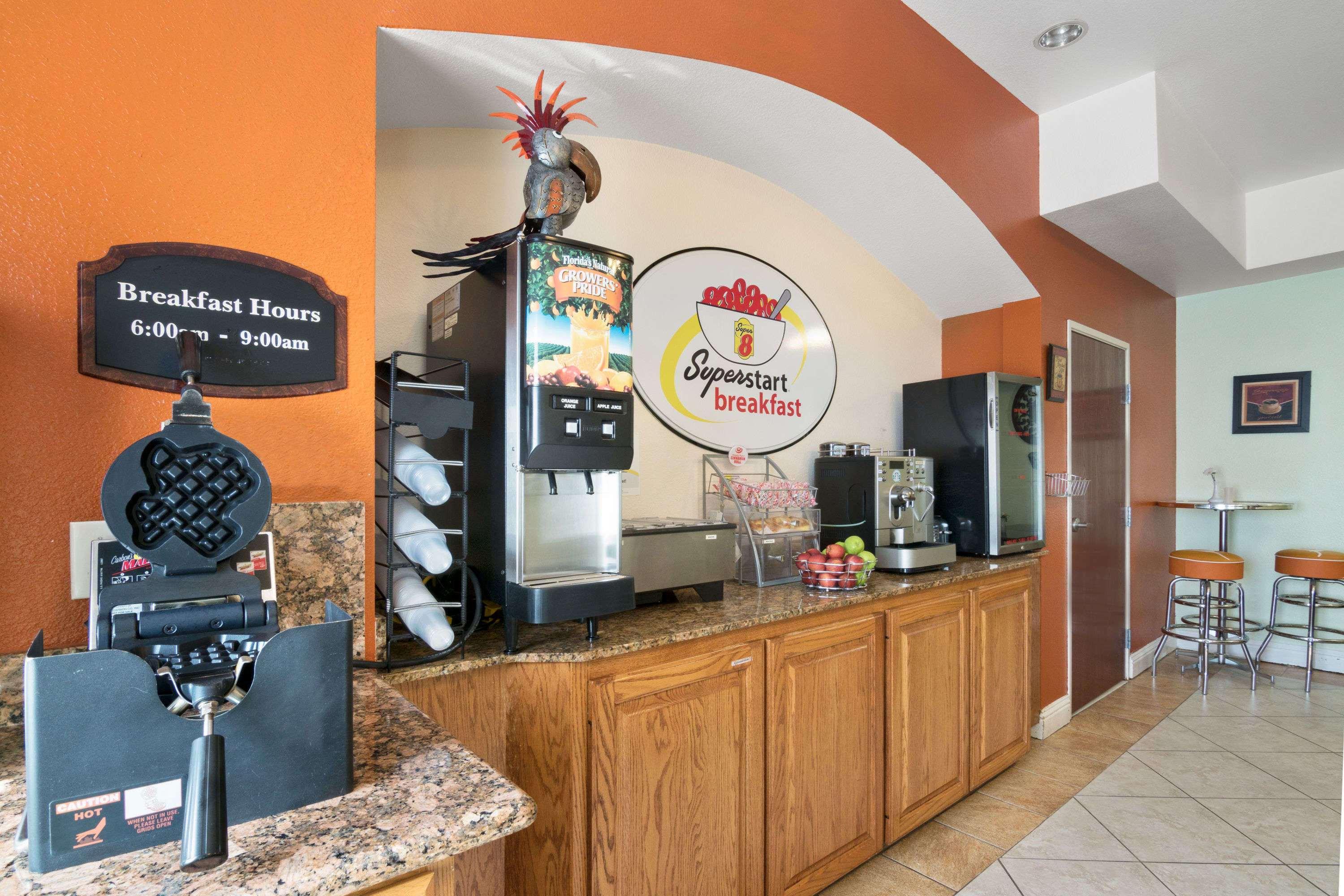 Super 8 By Wyndham Austin/Airport South Hotel Екстериор снимка
