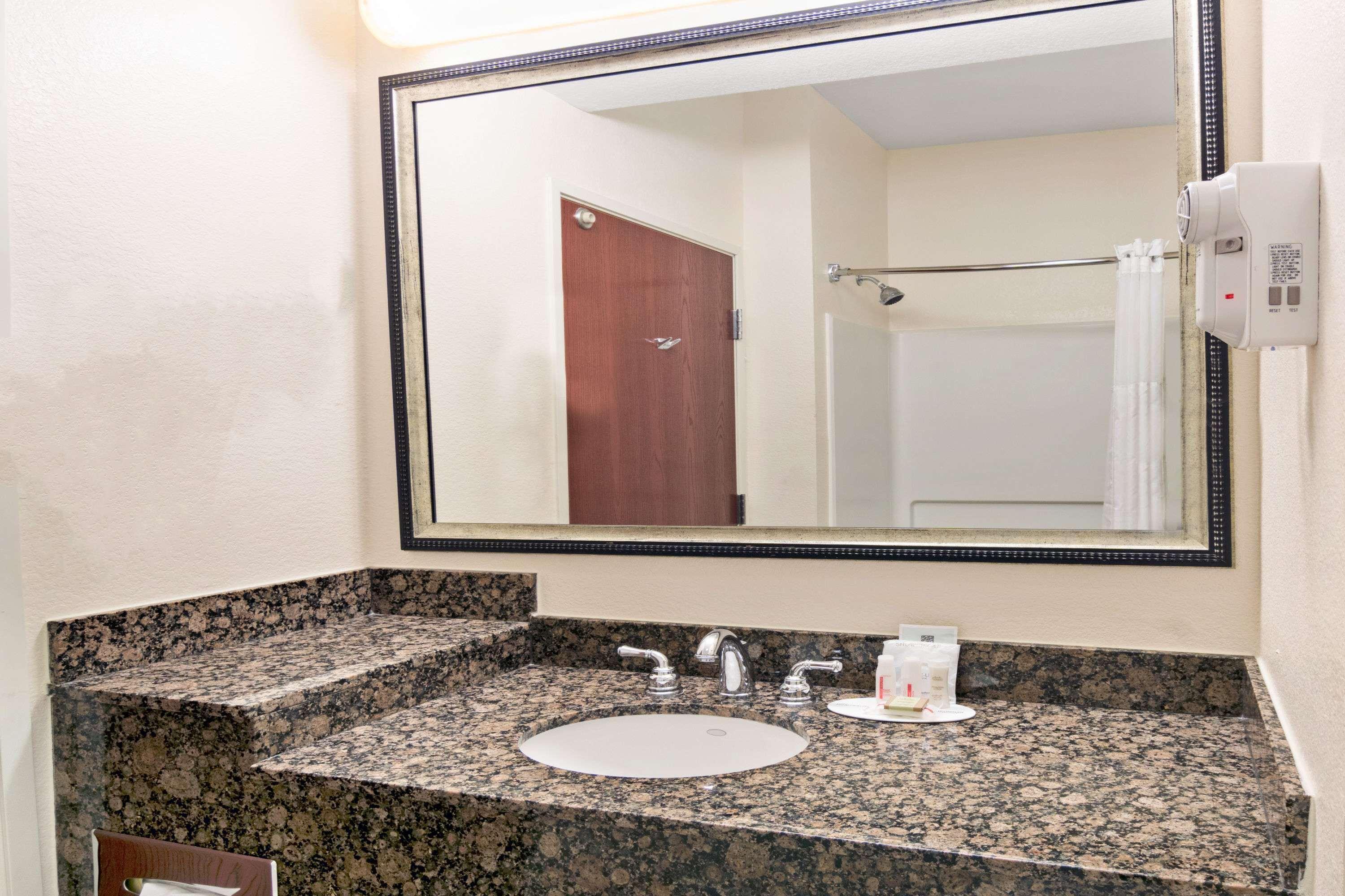 Super 8 By Wyndham Austin/Airport South Hotel Екстериор снимка