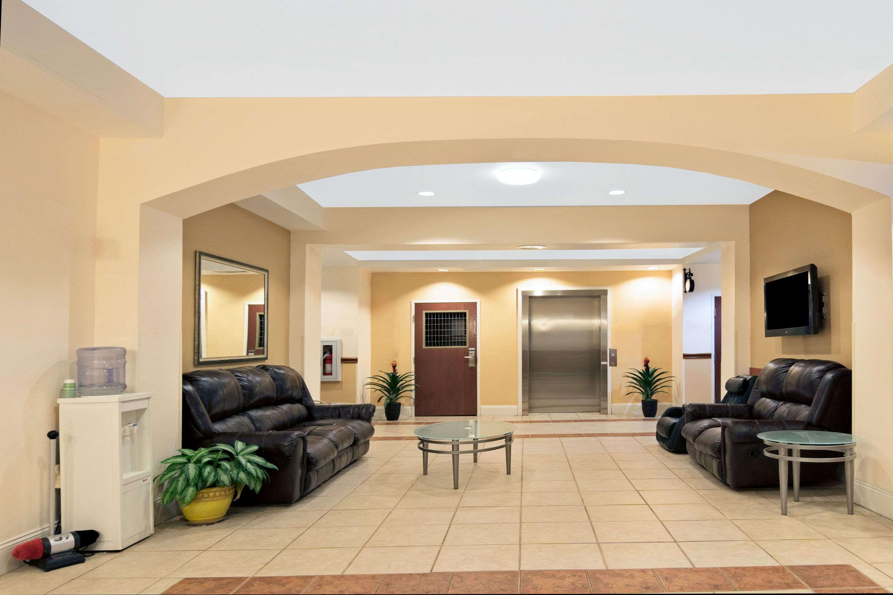 Super 8 By Wyndham Austin/Airport South Hotel Екстериор снимка
