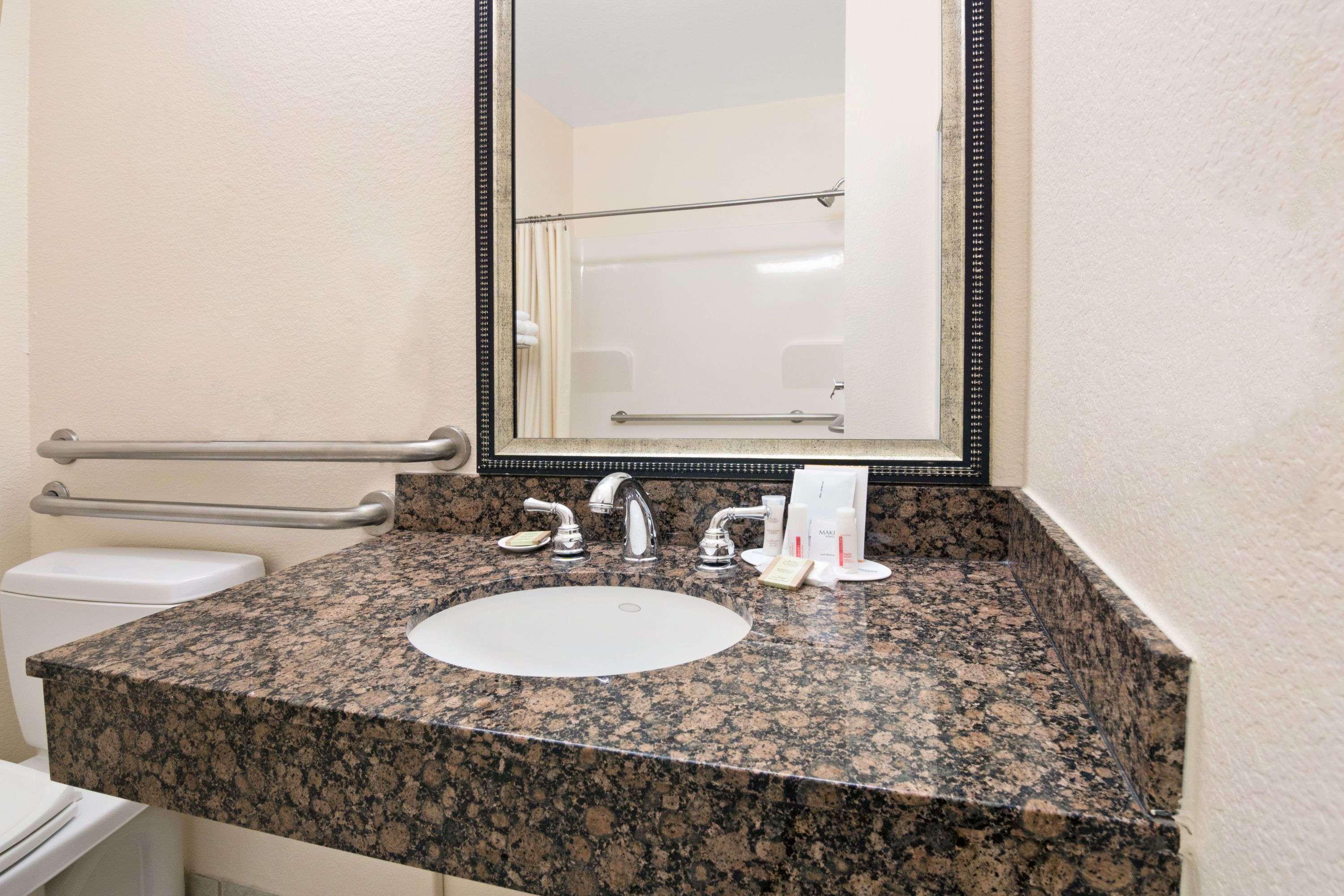 Super 8 By Wyndham Austin/Airport South Hotel Екстериор снимка