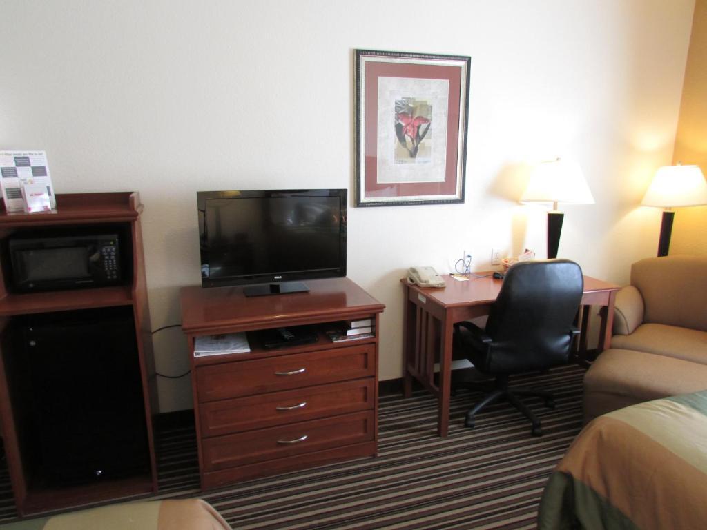 Super 8 By Wyndham Austin/Airport South Hotel Стая снимка