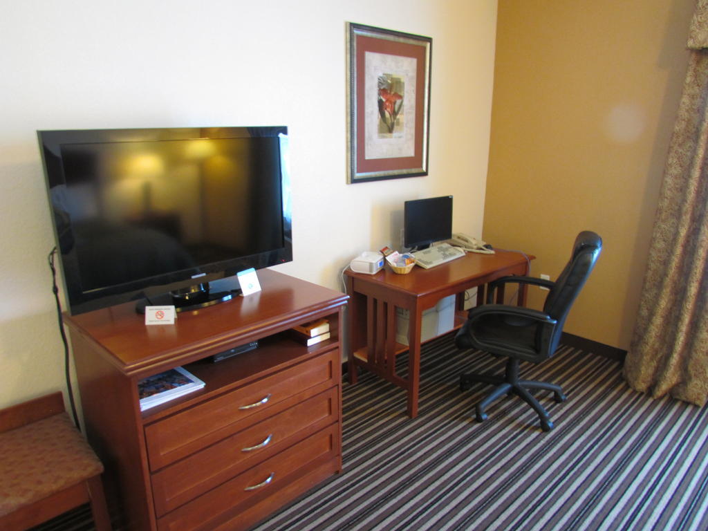 Super 8 By Wyndham Austin/Airport South Hotel Стая снимка
