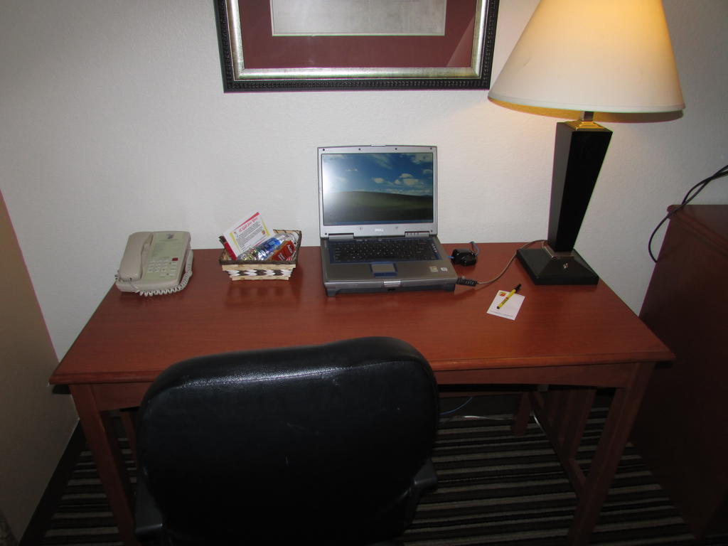 Super 8 By Wyndham Austin/Airport South Hotel Екстериор снимка