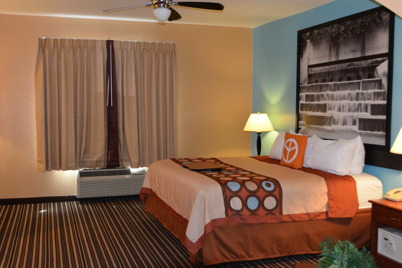 Super 8 By Wyndham Austin/Airport South Hotel Екстериор снимка