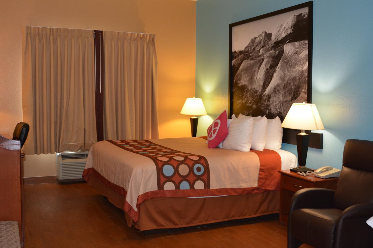Super 8 By Wyndham Austin/Airport South Hotel Екстериор снимка