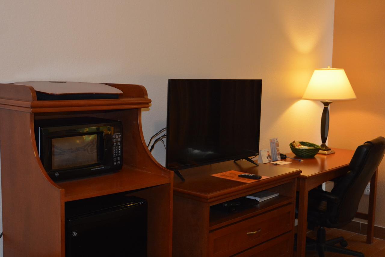Super 8 By Wyndham Austin/Airport South Hotel Екстериор снимка