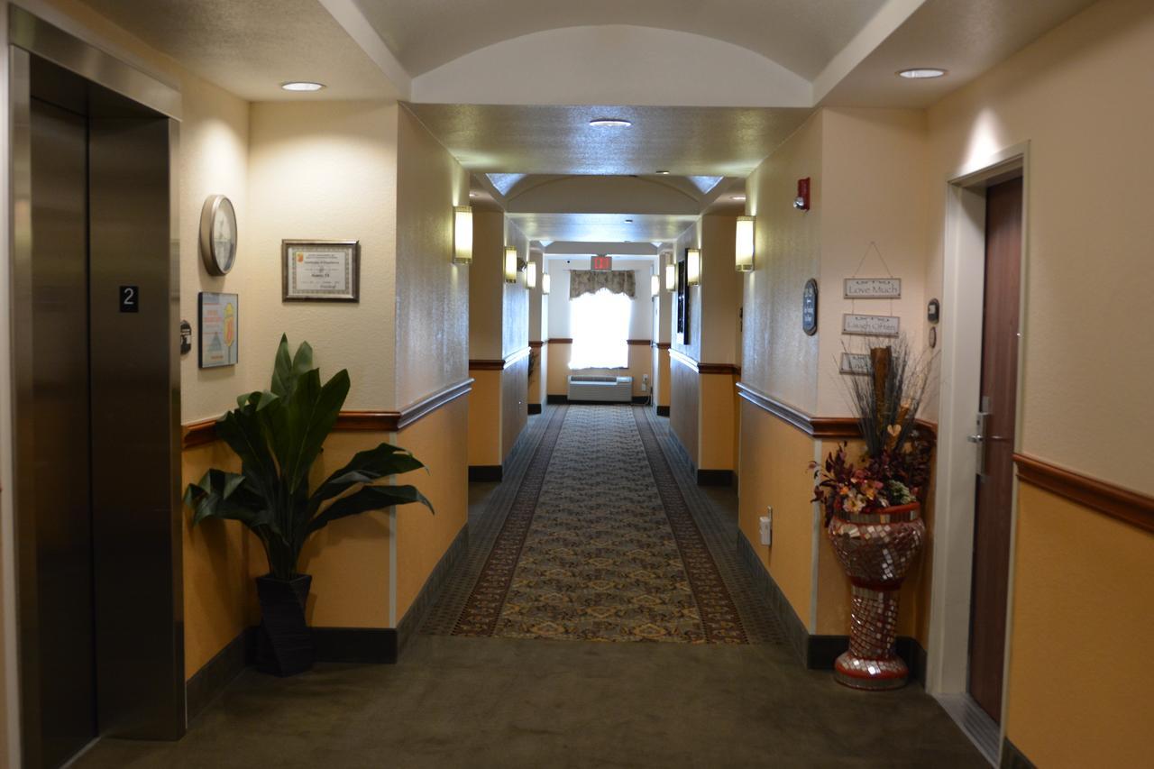 Super 8 By Wyndham Austin/Airport South Hotel Екстериор снимка
