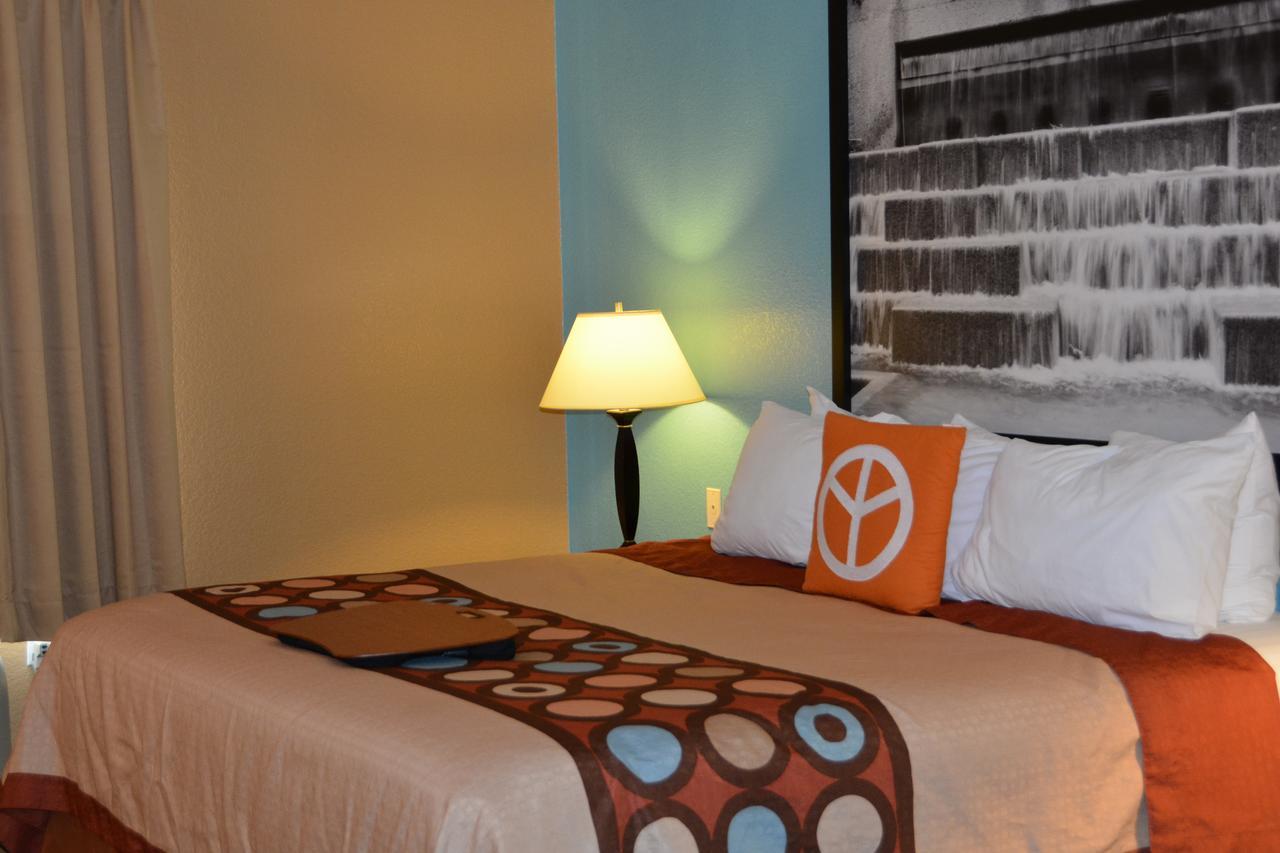 Super 8 By Wyndham Austin/Airport South Hotel Екстериор снимка