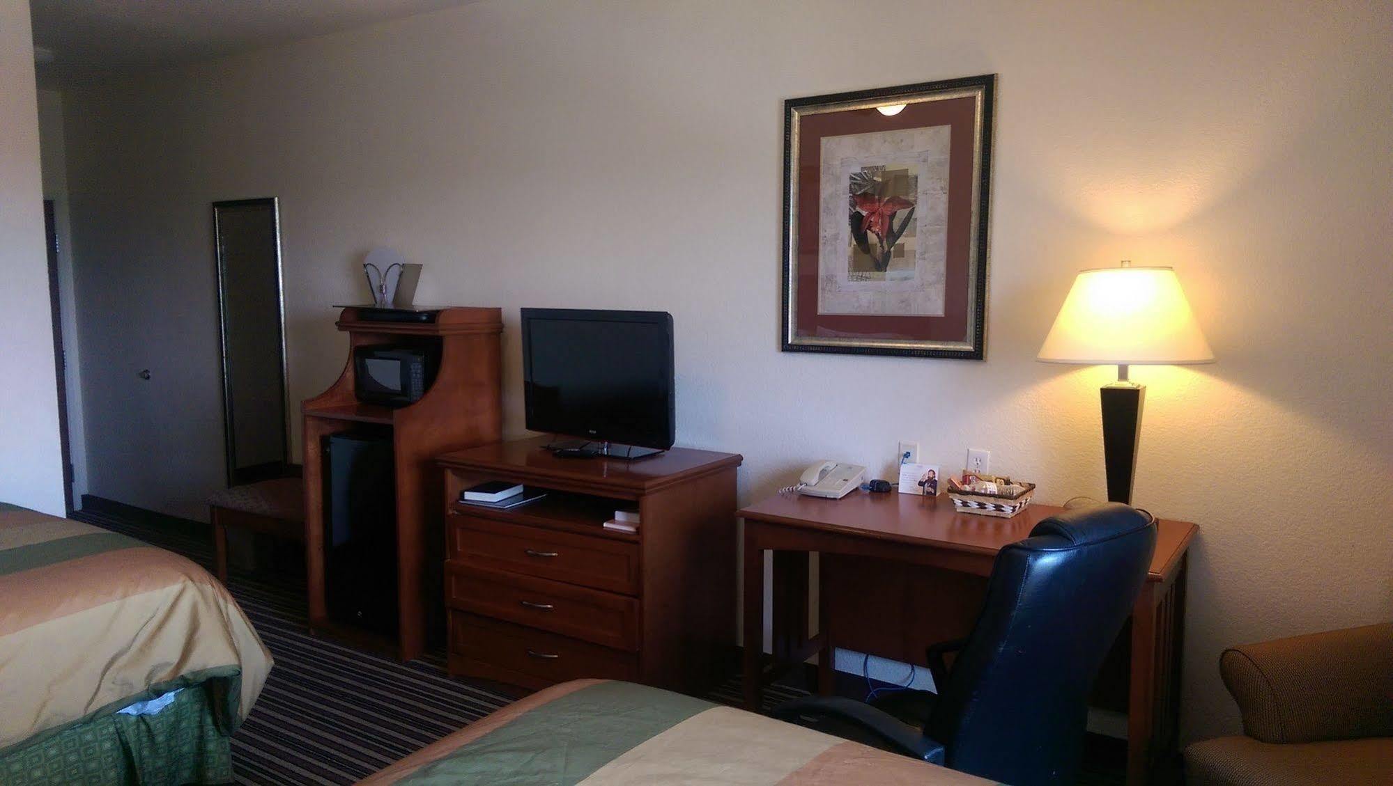 Super 8 By Wyndham Austin/Airport South Hotel Екстериор снимка