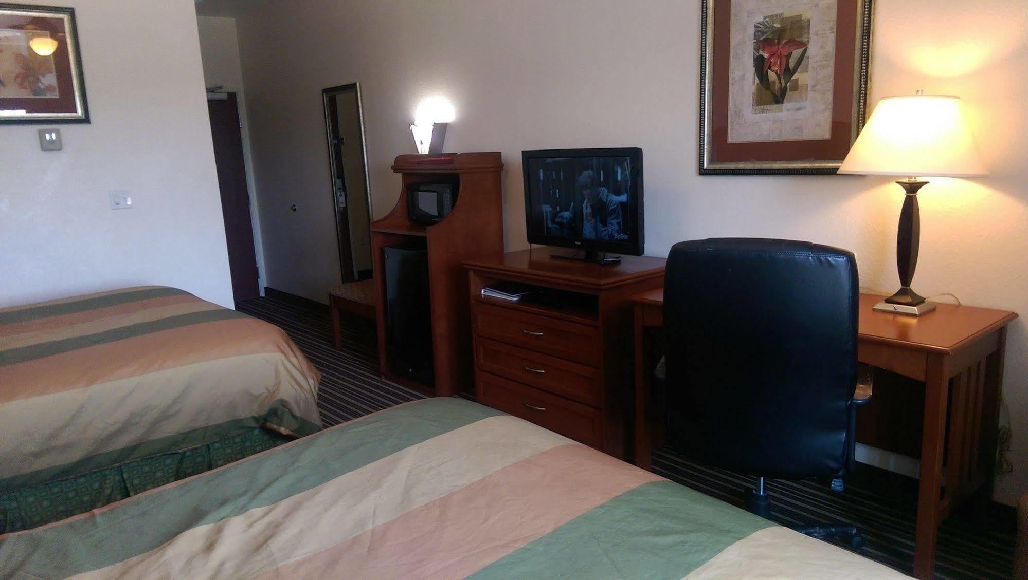 Super 8 By Wyndham Austin/Airport South Hotel Екстериор снимка