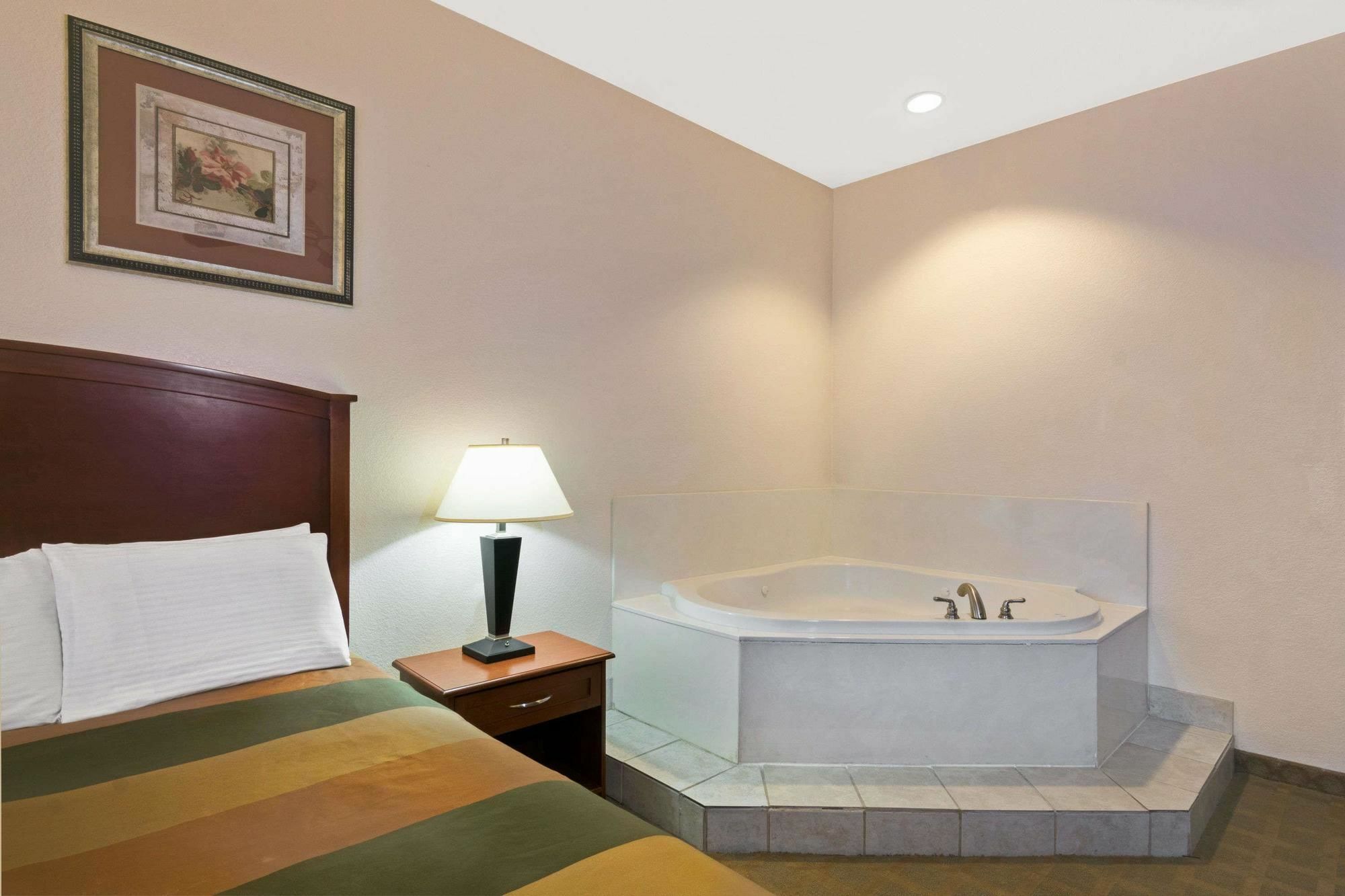 Super 8 By Wyndham Austin/Airport South Hotel Екстериор снимка