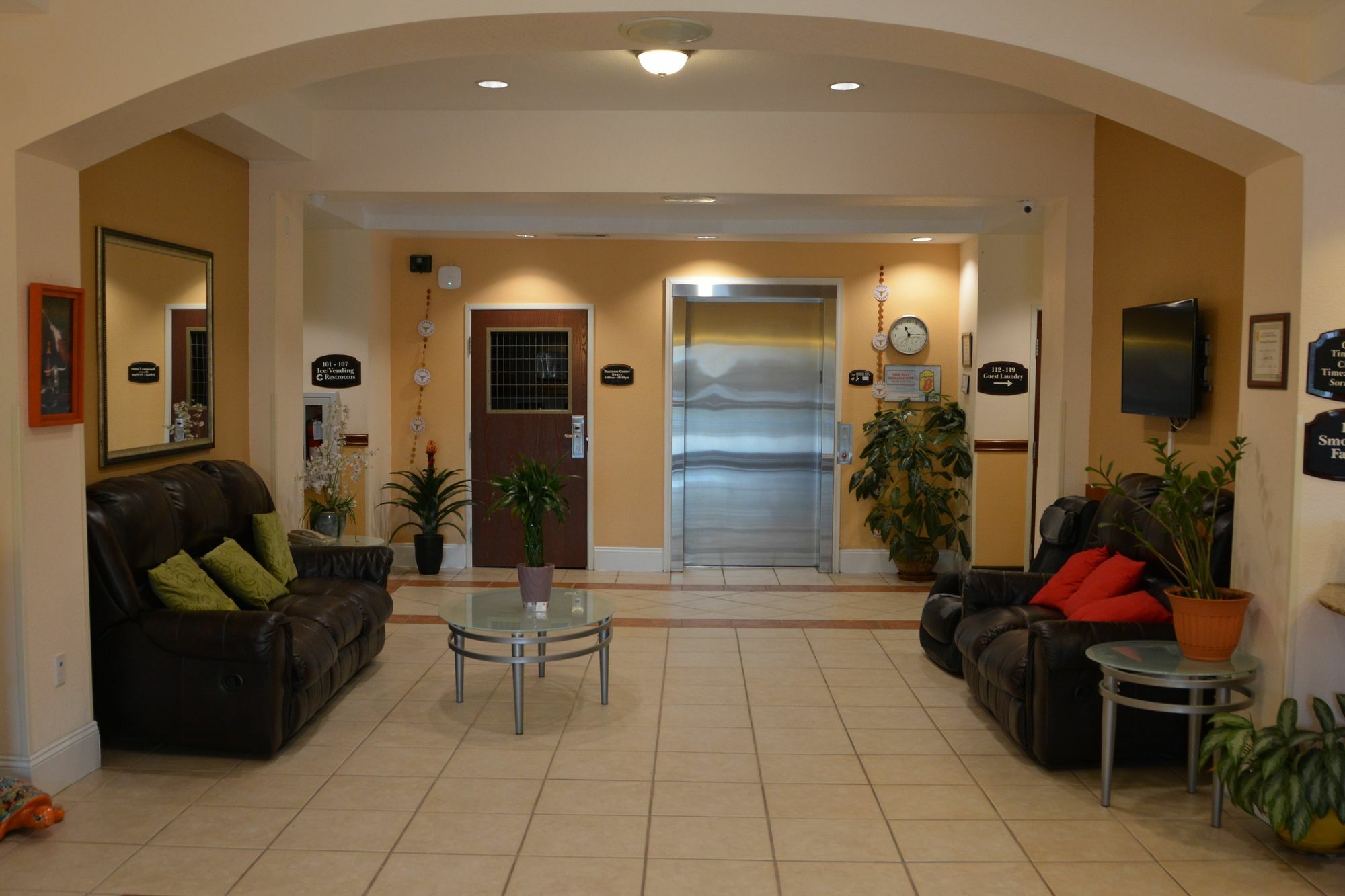 Super 8 By Wyndham Austin/Airport South Hotel Екстериор снимка